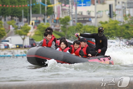 경북 예천군 해병대전우회가 모터보트에 어린이들을 태우고 강을 질주하고 있다.(예천군 제공)2024.5.3/뉴스1