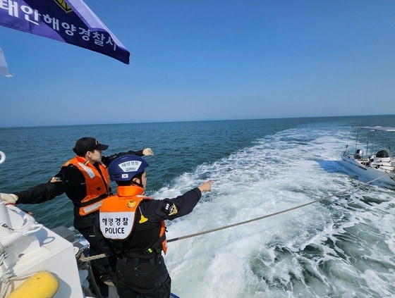 해경이 조향장치 고장으로 표류 중인 레저보트를 예인하고 있다.(태안해경 제공)/뉴스1 