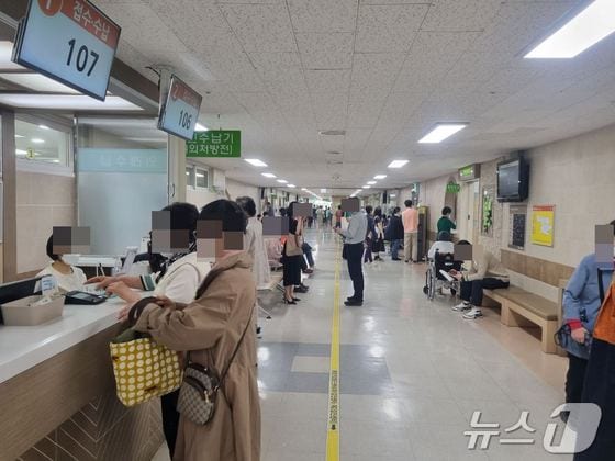 대전성모병원에서 환자들이 접수하고 있다. /뉴스1
