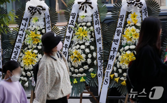 3일 오전 서울 용산구 하이브 사옥 앞에 방탄소년단(BTS) 지지모임이 보낸 근조화환이 세워져 있다. © News1 권현진 기자
