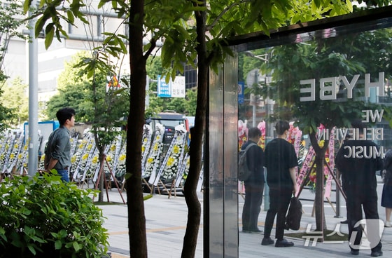 3일 오전 서울 용산구 하이브 사옥 앞에 방탄소년단(BTS) 지지모임이 보낸 근조화환이 세워져 있다. © News1 권현진 기자