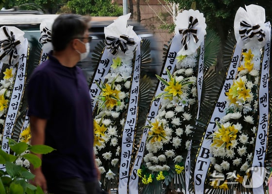 3일 오전 서울 용산구 하이브 사옥 앞에 방탄소년단(BTS) 팬덤 아미가 보낸 근조화환이 세워져 있다.© News1 권현진 기자