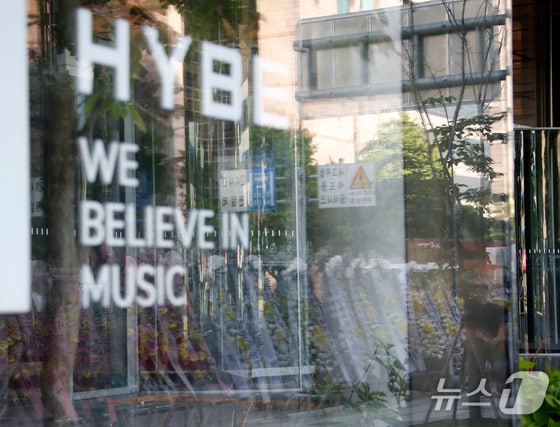 3일 오전 서울 용산구 하이브 사옥 앞에 방탄소년단(BTS) 팬덤 아미가 보낸 근조화환이 세워져 있다. © News1 권현진 기자
