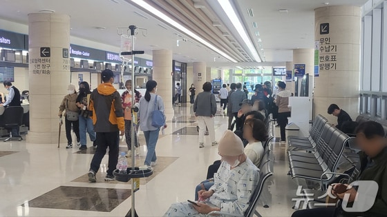 3일 오전 대구 달서구 계명대 동산병원 1층 원무과에서 환자와 보호자들이 진료 차례를 기다리고 있다. 2024.5.3/뉴스1 © News1 이성덕 기자