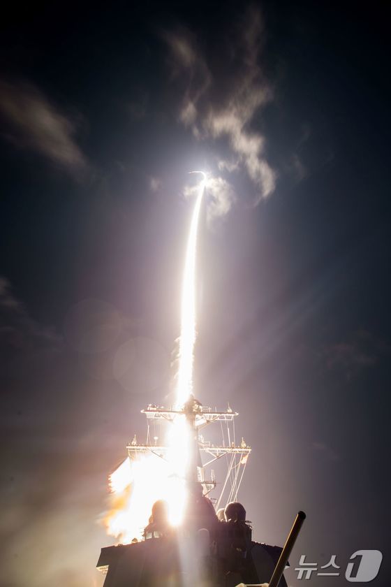 2017년 2월 미국 하와이 서부 해안의 미 해군 이지스함에서 미국과 일본이 공동으로 개발한 함대공 요격미사일 'SM-3'가 탄도미사일 요격 시험에 처음으로 성공한 장면. 2017.02.07. © AFP=뉴스1 © News1 김성식 기자