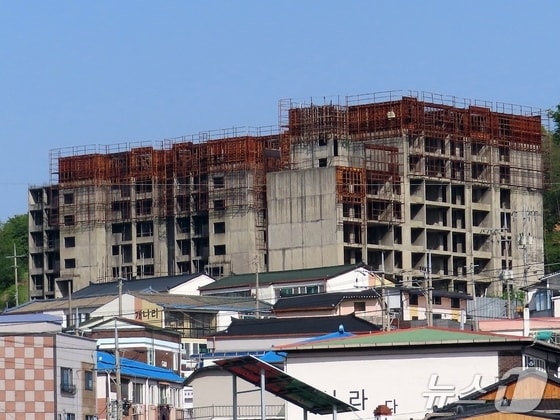 공사 중단으로 20년째 방치되고 있는 충북 제천시 청전동 광진아파트.2024.5.5/ 뉴스1 © News1 이대현 기자
