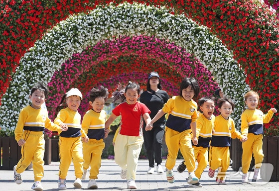어린이날을 이틀 앞둔 3일 오후 제4회 부산 봄꽃 전시회가 열리고 있는 부산시민공원을 찾은 어린이들이 꽃터널을 지나며 환하게 웃고 있다. 2024.5.3/뉴스1 © News1 윤일지 기자
