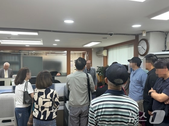 한남5재정비촉진구역 주택재개발정비사업조합은 30일 오후 용산구 서빙고로 조합사무실에서 현장설명회를 개최했다. 현장에서는 조합원들이 조합장에게 불만을 제기하기도 했다.2024.5.30/뉴스1 © News1 한지명 기자