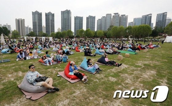 서울 용산구 용산어린이정원을 찾은 시민들이 정원 개방을 기념해 열린 '꿈의 오케스트라'공연을 즐기고 있다. 2023.5.13/뉴스1 © News1 박세연 기자 