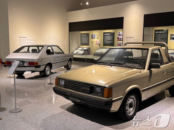 울산박물관 '첫 번째 국민차 포니'에 전시돼 있는 포니 3도어(왼쪽)와 포니2 픽업(오른쪽)의 모습. 2024.5.3/뉴스1 © News1 김세은 기자