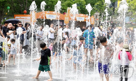 어린이날 연휴 첫날 초여름 날씨를 보인 4일 서울 광화문광장 분수대에서 아이들이 물놀이를 하며 더위를 식히고 있다. 2024.5.4/뉴스1 © News1 김명섭 기자