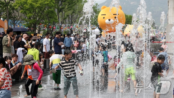 어린이날 연휴 첫날 초여름 날씨를 보인 4일 서울 광화문광장 분수대에서 아이들이 물놀이를 하며 더위를 식히고 있다. 2024.5.4/뉴스1 © News1 김명섭 기자