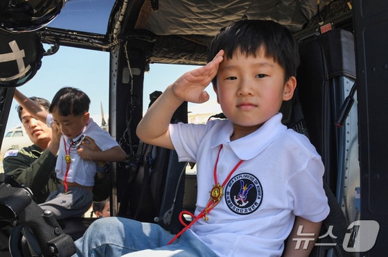 4일 해군항공사령부를 방문한 (사)한국해양소년단 경북연맹 소속 어린이들이 해상작전 헬기에서 즐거운 시간을 보내고 있다. (해군항공사령부제공) 2024.5.4/뉴스1  