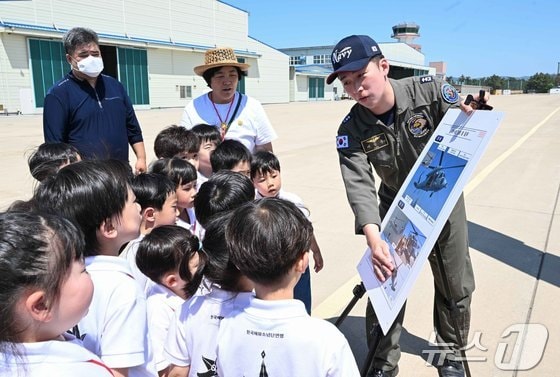  4일 해군항공사령부를 방문한 (사)한국해양소년단 경북연맹 소속 어린이들이 해군 아저씨로부터 각종 장비에 대한 안내를 받고 있다. (해군항공사령부제공) 2024.5.4/뉴스1 