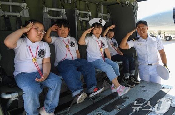 4일 해군항공사령부를 방문한 (사)한국해양소년단 경북연맹 소속 어린이들이 해상작전 헬기에서 즐거운 시간을 보내고 있다. (해군항공사령부제공) 2024.5.4/뉴스1 