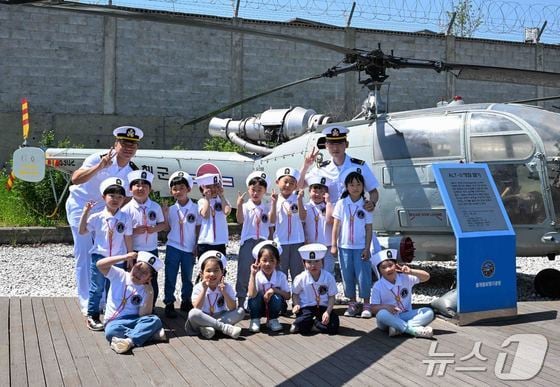  4일 해군항공사령부를 방문한 (사)한국해양소년단 경북연맹 소속 어린이들이 항공기 전시공원에서 즐거운 시간을 보내고 있다. (해군항공사령부제공) 2024.5.4/뉴스1
