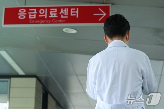 5일 서울 시내 대형병원에서 의료진이 발걸음을 옮기고 있다. 2024.5.5/뉴스1 © News1 신웅수 기자