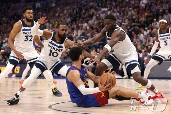 NBA 미네소타가 덴버를 꺾고 4강 플레이오프 1차전에서 기선 제압에 성공했다. © AFP=뉴스1