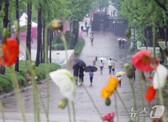 전국적으로 비가 내리고 있는 5일 서울 광진구 능동 어린이대공원을 찾은 시민들이 우산을 받쳐 든 채 공원을 걷고 있다. 2024.5.5/뉴스1 © News1 박정호 기자