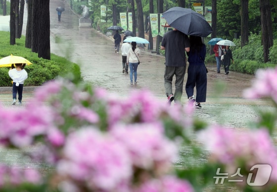 서울 광진구 능동 어린이대공원을 찾은 시민들이 우산을 받쳐 든 채 공원을 걷고 있다. 2024.5.5/뉴스1 © News1 박정호 기자