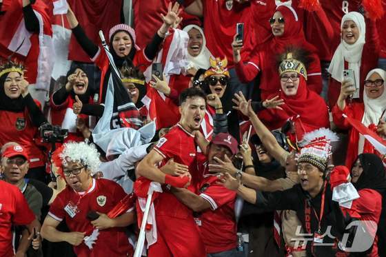 기뻐하는 인도네시아 선수들과 팬들 © AFP=뉴스1
