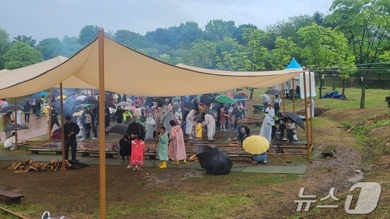 5일 연천구석기 축제의 바비큐 먹기 체험장에서 방문객들이 직접 고기를 굽고 있는 모습. /박대준 기자