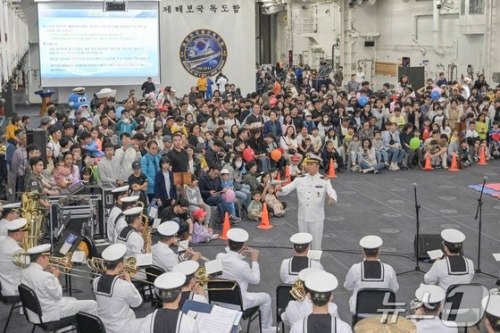해군작전사령부가 5일 부산작전기지에서 시민과 어린이에게 국악대 연주를 들려주고 있다(해군작전사 제공). 2024.5.5