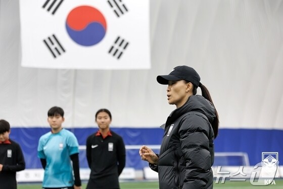  여자 u17 대표팀을 이끄는 김은정 감독(대한축구협회 제공)
