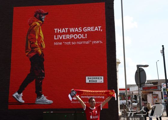 클롭 감독의 사진 앞에서 기념사진을 찍는 리버풀 팬 © AFP=뉴스1