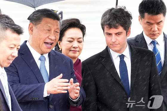 시진핑 중국 국가주석이 5일(현지시간) 파리 오를리 공항에 도착해 가브리엘 아탈 프랑스 총리의 영접을 받고 있다. © AFP=뉴스1 © News1 정은지 특파원