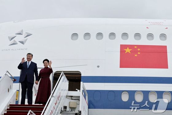 시진핑 중국 국가주석이 5일(현지시간) 펑리위안 여사와 함께 파리 오를리 공항에 도착했다. © AFP=뉴스1 © News1 정은지 특파원