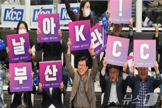 박형준 부산시장이 5일  수원에서 열린  부산KCC와 수원 KT의 챔피언 결정전 5차전 경기를 직관하며 응원을 하고 있다.(부산시청 제공)