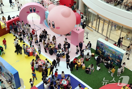 어린이날 연휴 마지막 날인 6일 서울 시내의 한 대형 쇼핑몰이 시민들로 북적이고 있다. 2024.5.6/뉴스1 © News1 이동해 기자