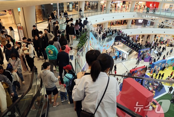 어린이날 연휴 마지막 날인 6일 서울 시내의 한 대형 쇼핑몰이 시민들로 북적이고 있다. 2024.5.6/뉴스1 © News1 이동해 기자
