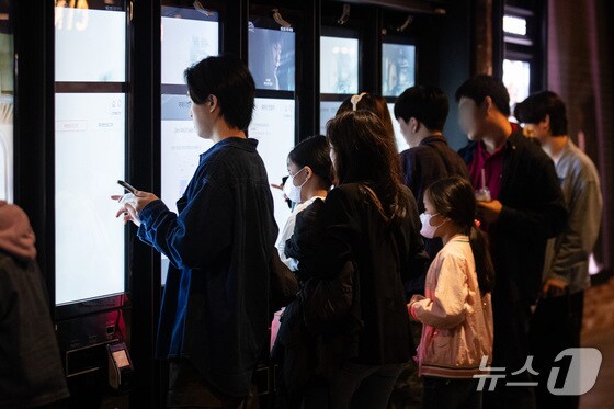 어린이날 연휴 마지막 날인 6일 서울시내 한 영화관을 찾은 시민들이 연휴를 즐기고 있다. 2024.5.6/뉴스1 © News1 유승관 기자