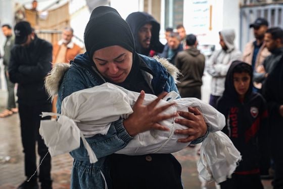 한 팔레스타인 여인이 6일(현지시간) 간밤 가자 남부 라파시에 대한 이스라엘군 공습에 숨진 아이를 부둥켜 안고 통한의 눈물을 흘리고 있다. 2024.05.06 © AFP=뉴스1 © News1 권진영기자