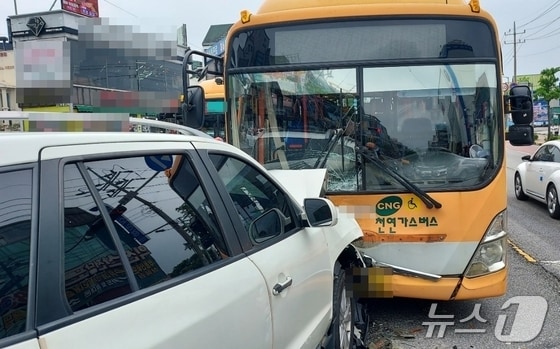 6일 낮 1시10분께 전북자치도 익산시 영등동의 한 사거리에서 시내버스와 SUV가 부딪히는 사고가 발생했다.(전북소방 제공)2024.5.6/뉴스1