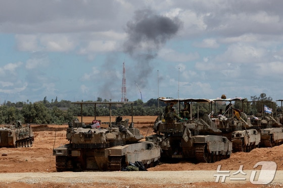 6일(현지시간) 이스라엘과 가자지구 국경 근처에서 이스라엘군이 탱크를 몰고 이동하고 있다. 이스라엘군은 가자지구 지상작전에 앞서 최남단 라파 동부 지역에 '즉시 대피' 명령을 내렸다. 2024.05.06 © 로이터=뉴스1 © News1 권진영 기자
