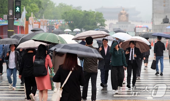 전국 대부분 지역에 비가 예보된 7일 오전 서울 종로구 세종대로사거리에서 우산을 쓴 시민들이 발걸음을 옮기고 있다. 2024.5.7/뉴스1 © News1 김진환 기자