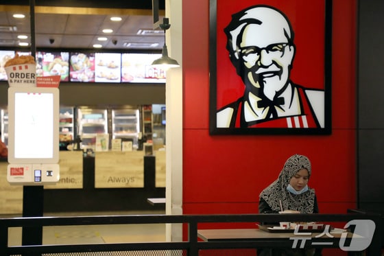 말레이시아 프탈링자야의 KFC 매장에서 2020년 5월 한 여성이 식사하는 모습<자료사진>. 2020.05.29. © 로이터=뉴스1 © News1 김성식 기자