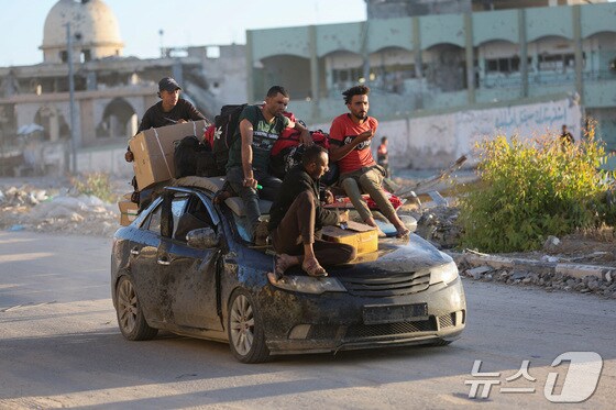 6일(현지시간) 팔레스타인 가자지구 최남단 라파 동부 지역 주민들에게 대피령이 내려지자 주민들이 차량에 짐을 잔뜩 실은 채 인근 칸 유니스에서 이동하고 있다. 2024.05.06 © 로이터=뉴스1 © News1 최종일 기자
