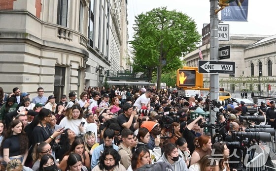 메트 갈라에 참석하는 유명인들을 보기 위해 모인 인파 © AFP=뉴스1