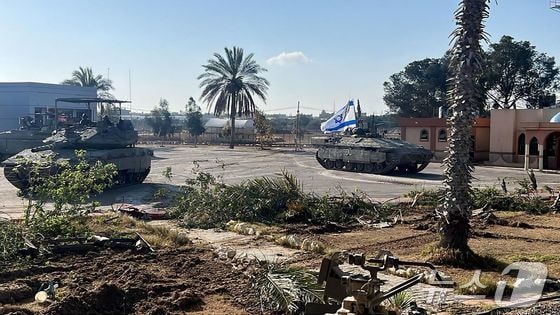 7일(현지시간) 가자지구 남부 라파와 이집트를 잇는 라파 검문소 앞에 이스라엘의 탱크가 세워져있다. 2024.05.07 © AFP=뉴스1 © News1 정지윤 기자