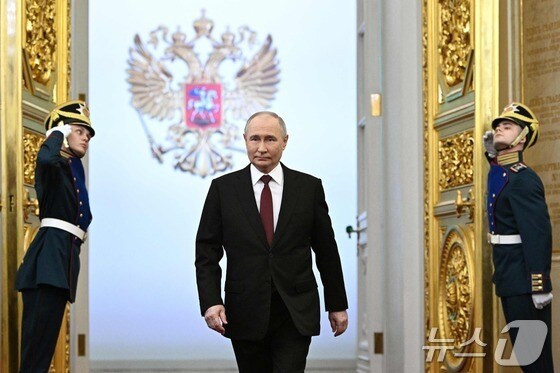 크렘린궁 취임식장에 들어서고 있는 푸틴. © AFP=뉴스1 © News1 김성식기자