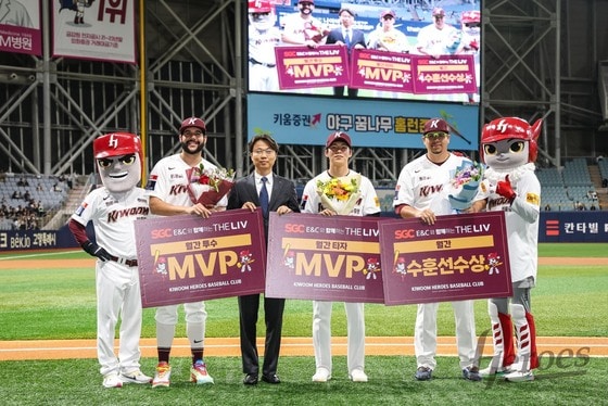 키움 히어로즈 헤이수스(왼쪽에서 두 번째), 김혜성(왼쪽에서 4번째)이 팀 자체 4월 MVP로 선정됐다. (키움 제공)