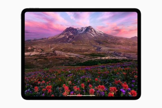 애플이 7일(현지시간) 공개한 아이패드 프로 신작의 디스플레이. 두개의 OLED 패널을 사용해 화면 표현 품질을 높인 것이 특징이다. (애플 제공) 2024.05.08 /뉴스1
