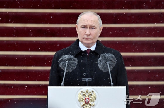 푸틴이 취임식을 마친 뒤 의장대를 사열하고 있다. © 로이터=뉴스1 © News1 우동명 기자