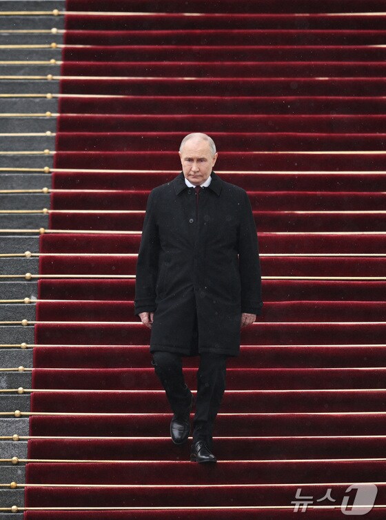푸틴이 취임식을 마친 뒤 붉은 카펫이 깔린 계단을 내려 가고 있다. 2024.05.08 © 로이터=뉴스1 © News1 우동명 기자