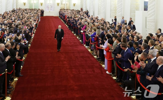 푸틴이 취임식 레드 카펫을 걸으며 참석자들의 박수를 받고 있다. 2024.05.08 © 로이터=뉴스1 © News1 우동명 기자