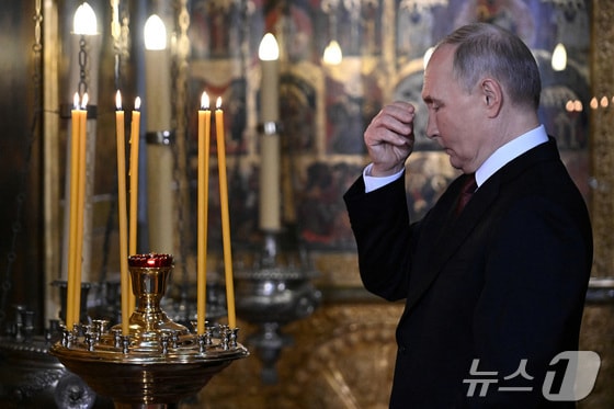 푸틴이 미사에 앞서 기도하고 있다. © 로이터=뉴스1 © News1 우동명 기자